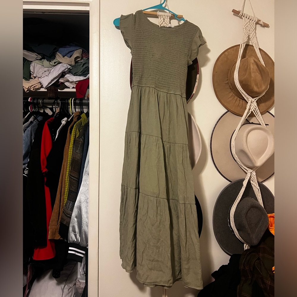 LIKE NEW ⭐️ women’s pale green lightweight midi dress
